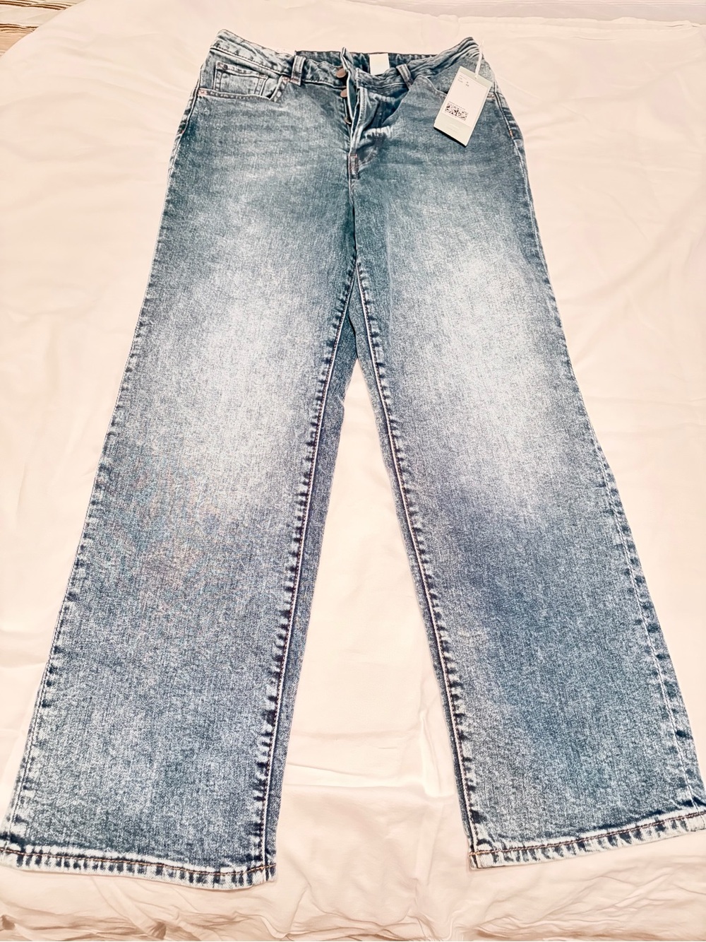 H&M Straight-Leg Women’s Jeans in Light Blue Wash